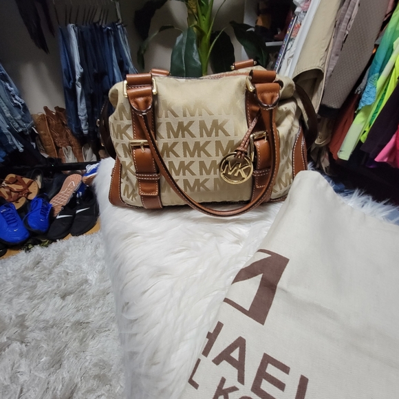 Michael Kors Black Signature Brookville Bowling Bag Purse - Picture 5 of 10